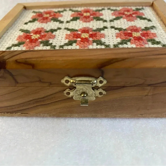 Small Hand Crafted Wood Trinket Box Cross Stitch Hinged Lid 3.5 x 4.5 Flowers - Picture 2 of 12